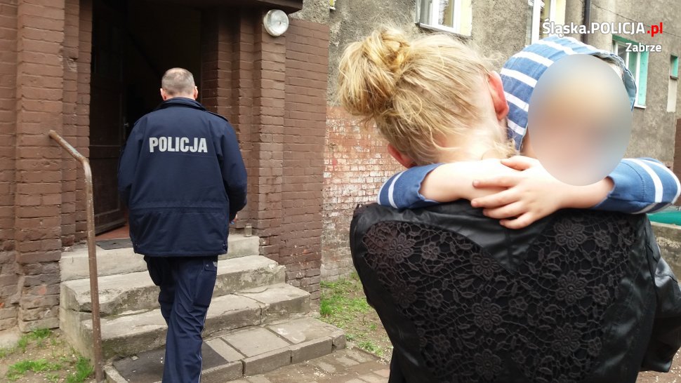 Mały chłopiec szczęśliwie trafił do mamy