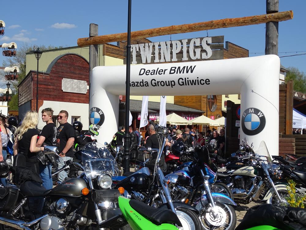 Huczne otwarcie sezonu motocyklowego w Twinpigs!