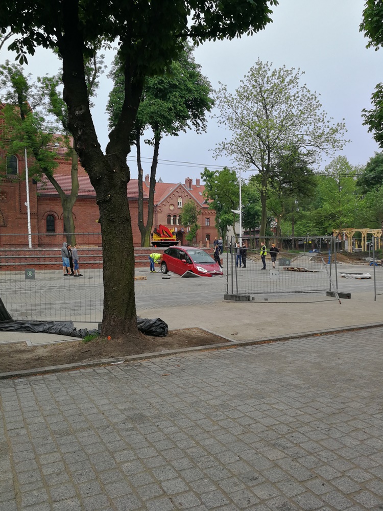 Samochód zapadł się na placu kościelnym w Orzegowie