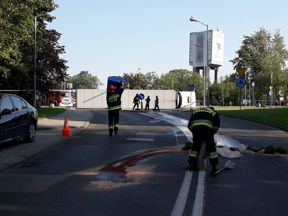 Tir blokuje rondo w Wirku