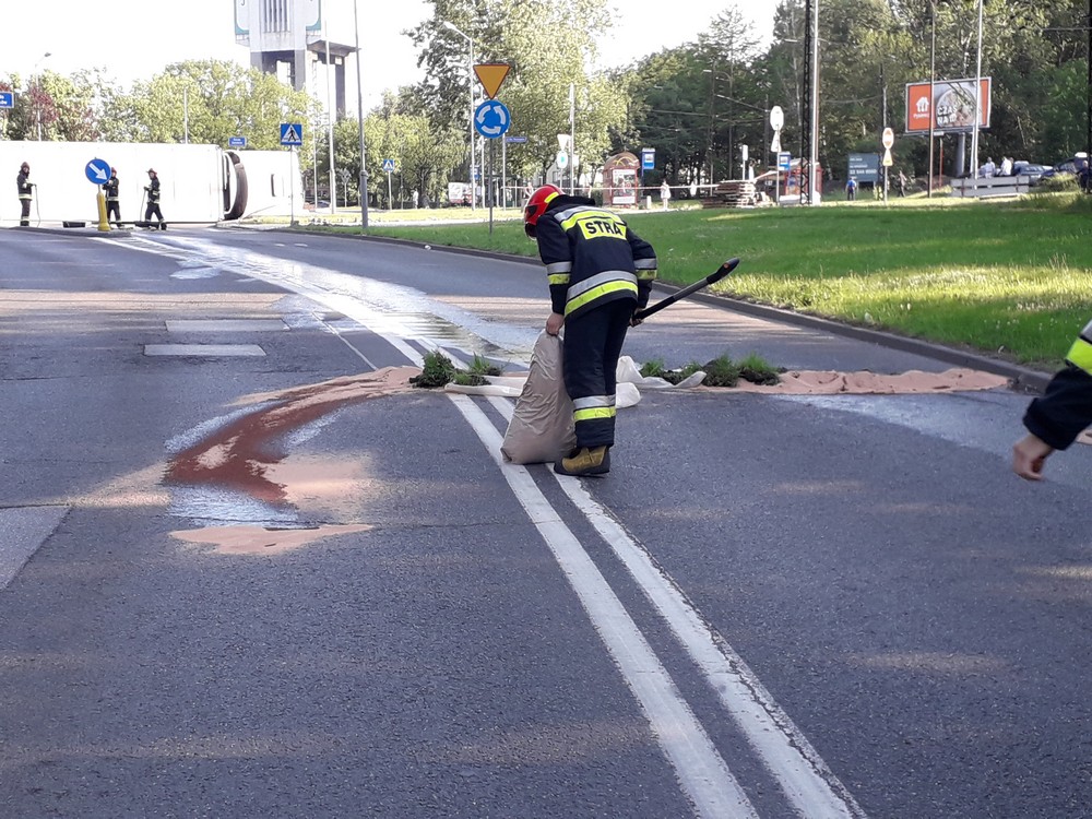 Tir blokuje rondo w Wirku