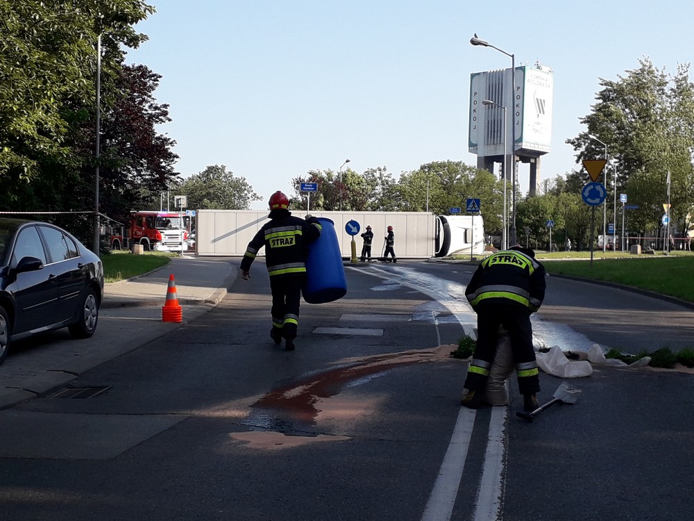 Tir blokuje rondo w Wirku