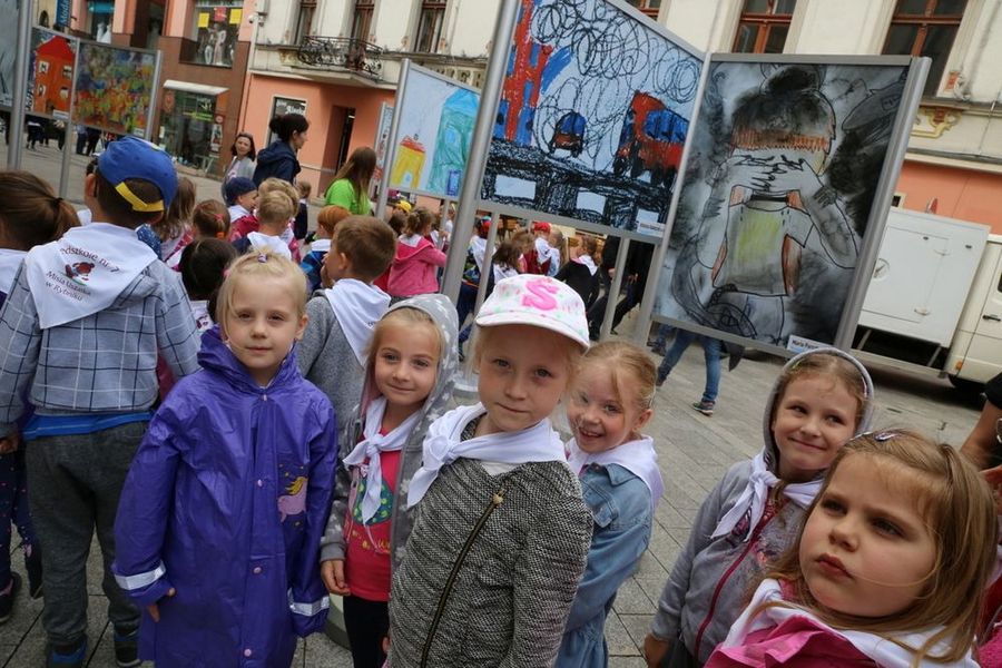 Dzieci namalowały smog dla premiera