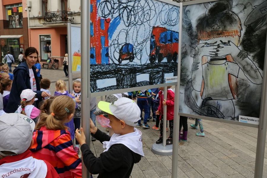 Dzieci namalowały smog dla premiera