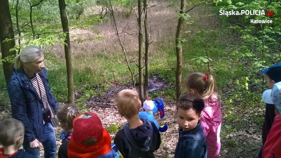 Policjantka z przedszkolakami z wizytą w nadleśnictwie