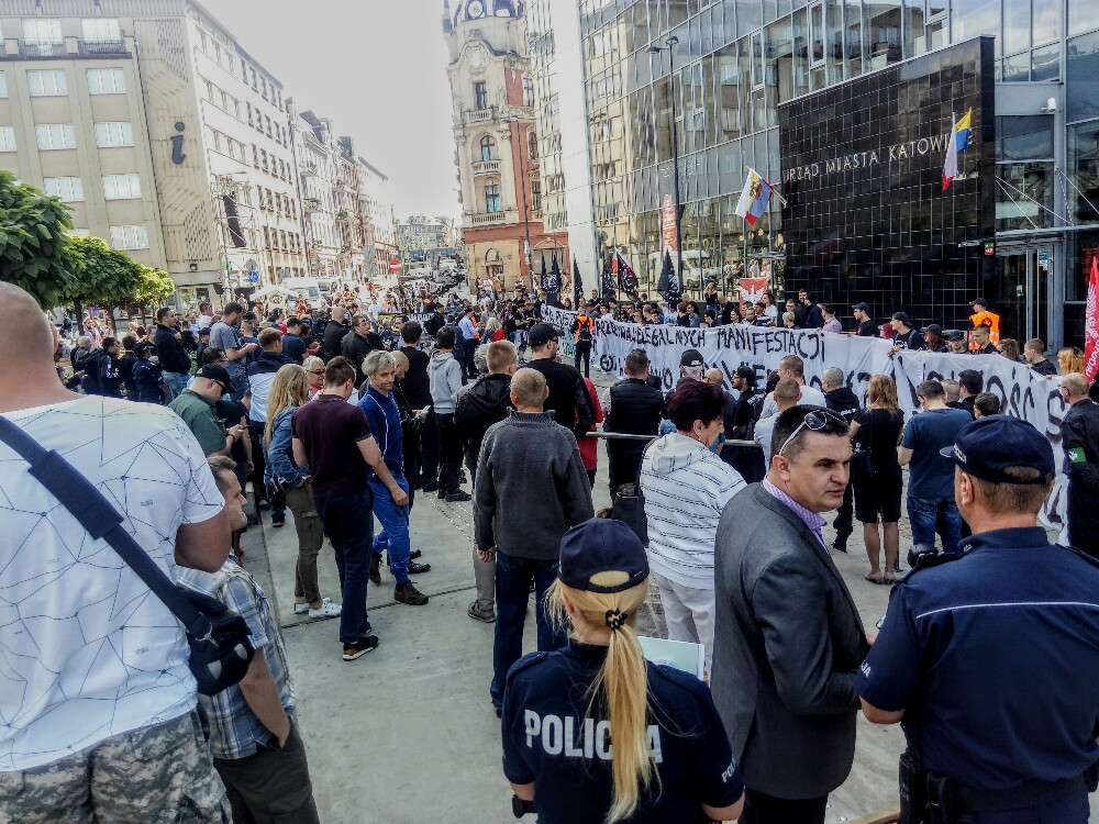 Pis-PO jedno zło. Narodowcy protestują