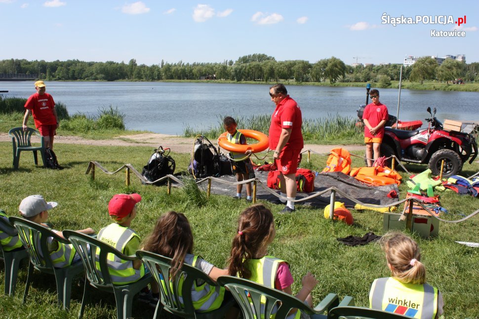 O bezpieczeństwie nad wodą na przystani kajakowej