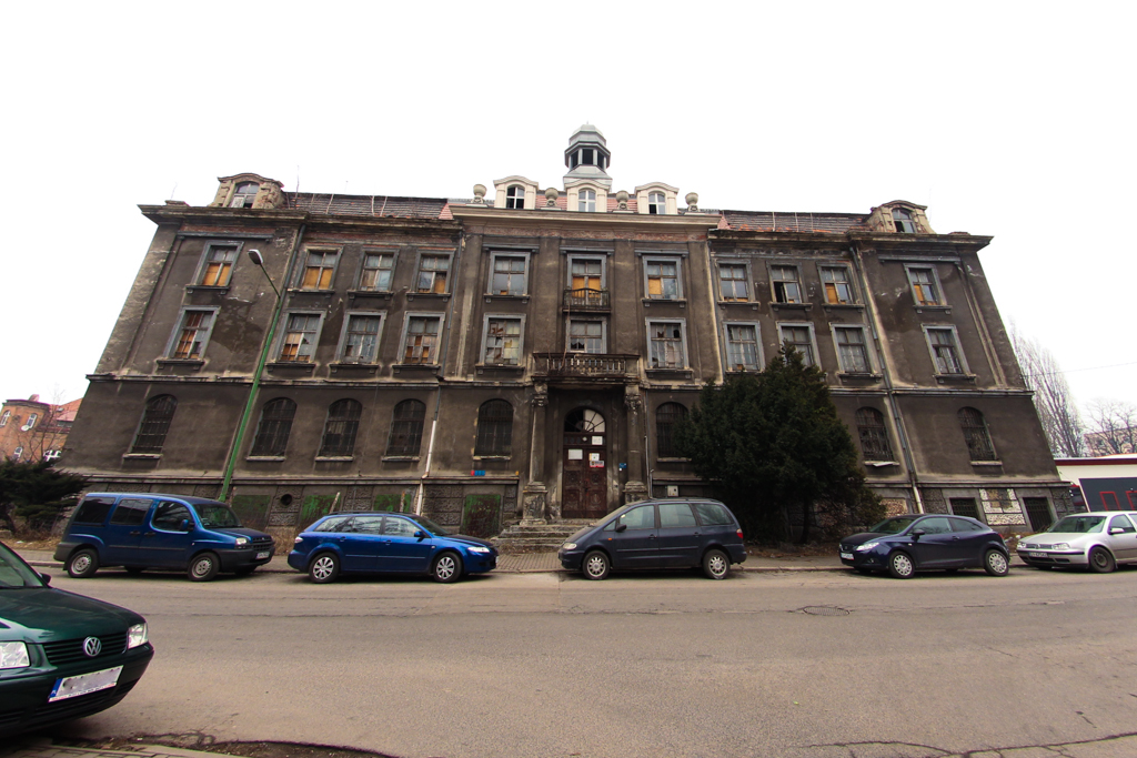 Miasto przejęło zabytkowy ratusz w Chorzowie Batorym