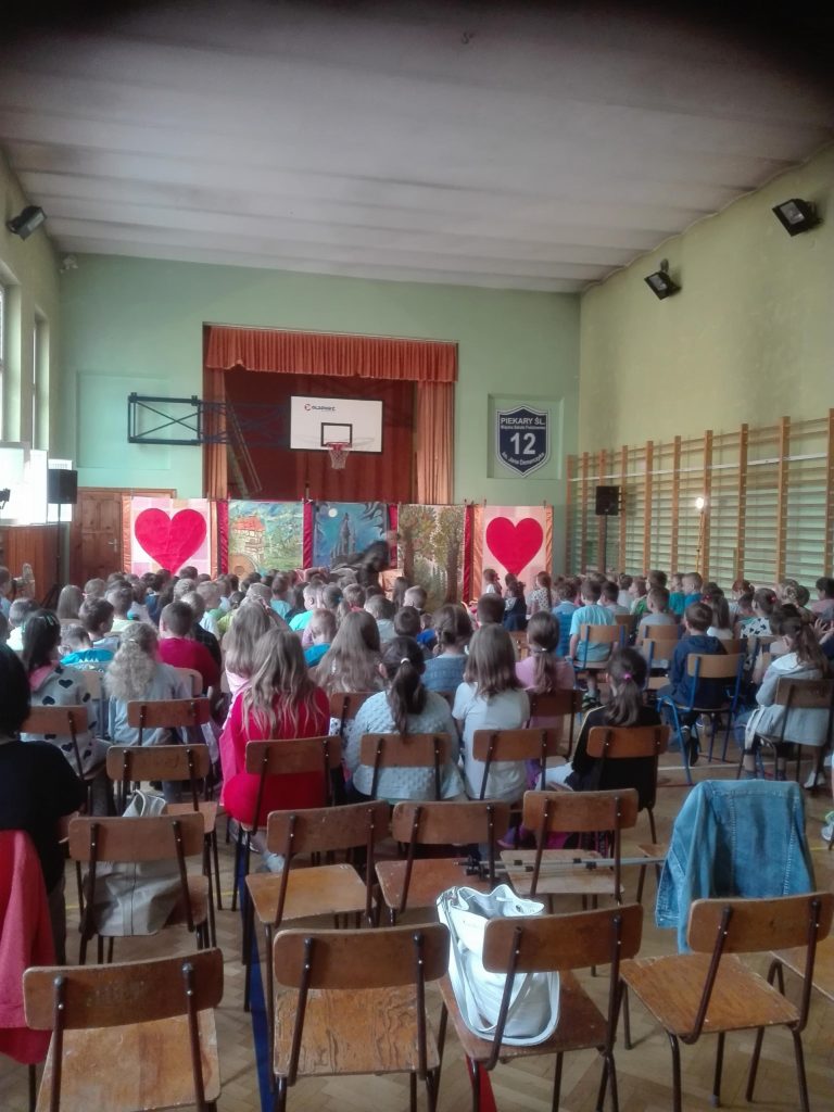 Uczniowie klas I-III wzięli udział w spektaklach teatralnych