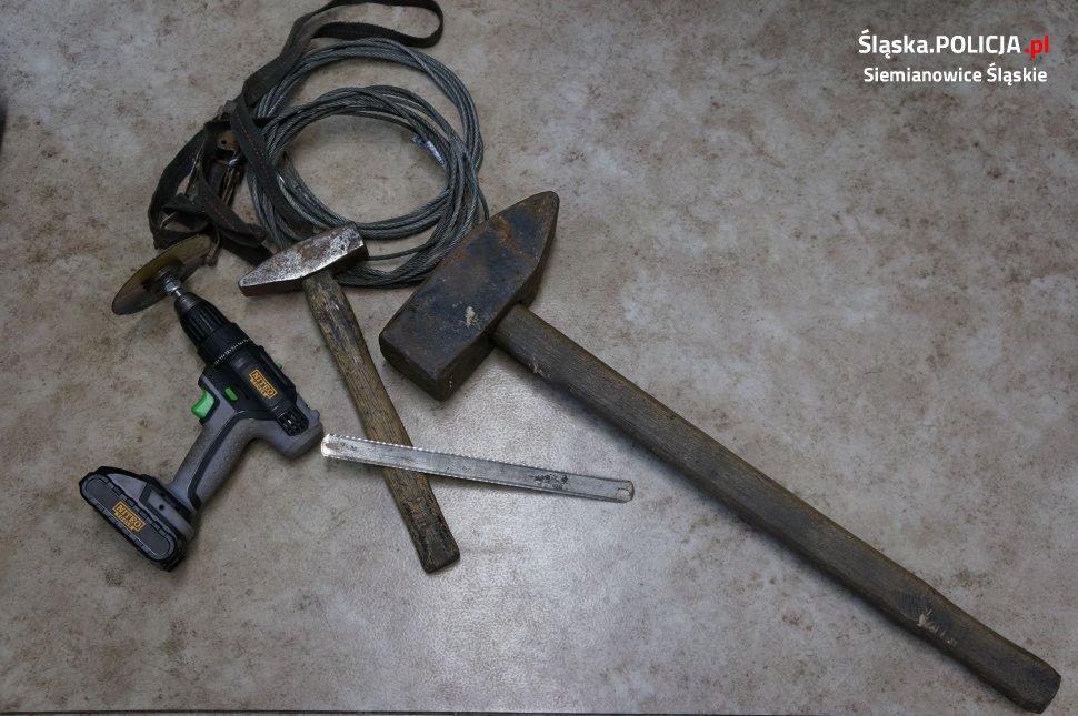 Złapani na gorącym uczynku kradzieży kabla