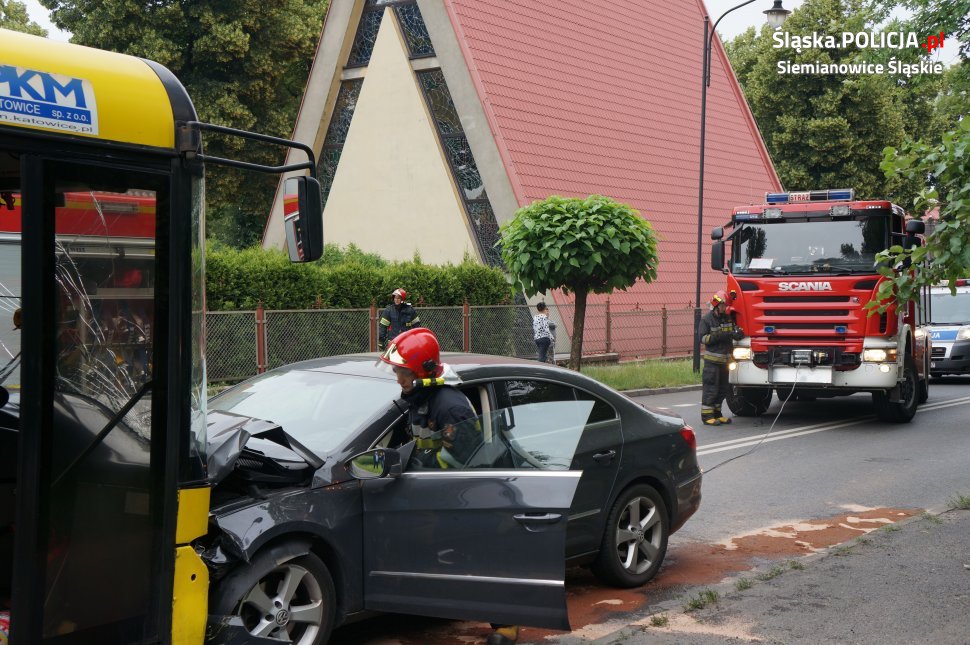 Zderzenie osobówki z autobusem