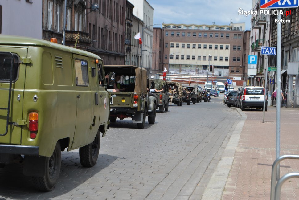 Policjanci zabezpieczali zlot pojazdów militarnych