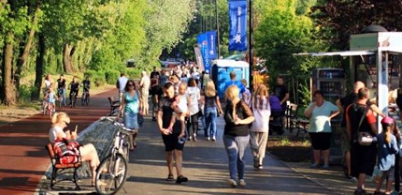 Na Stawikach montują pływający pomost