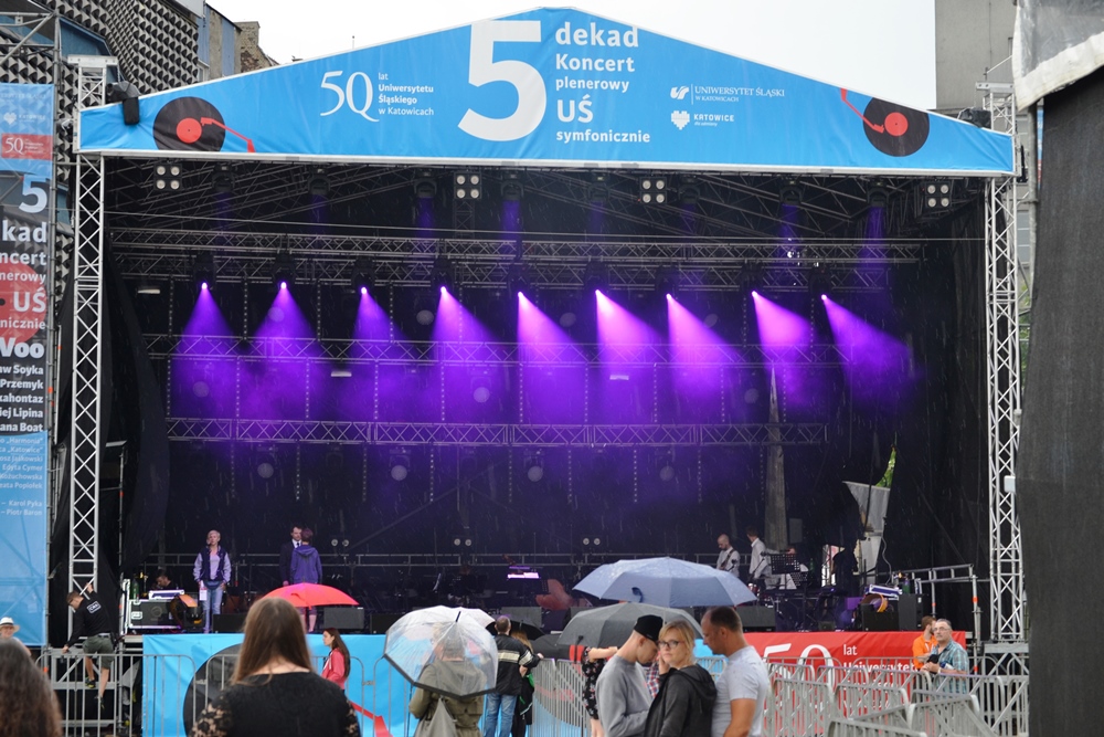Koncerty na 50 lat UŚ trwają! W deszczu...