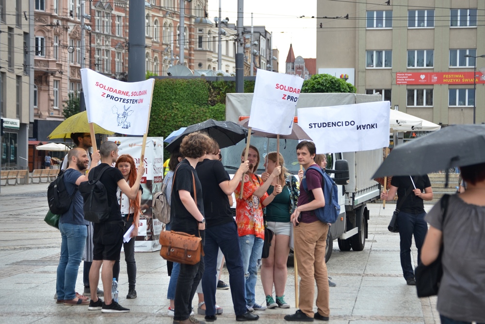 Urodziny z protestem w tle…