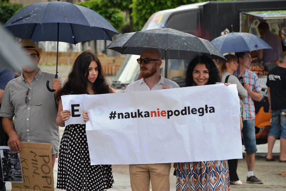 Urodziny z protestem w tle…