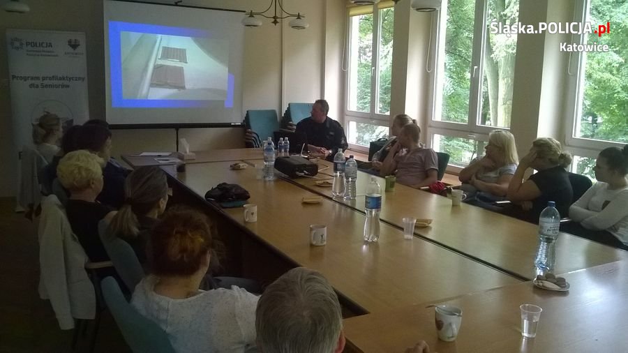 Policjanci szkolą pracowników MOPS