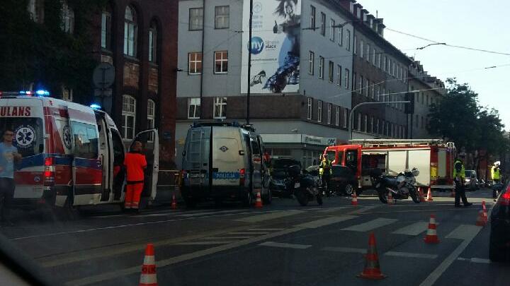 Wypadek na 3 Maja - nieoznakowany radiowóz zderzył się z BMW