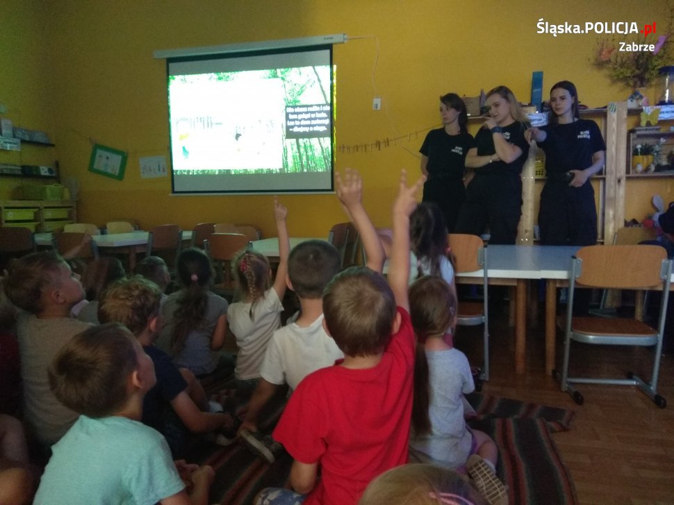 Uczniowie klasy policyjnej z wizytą w przedszkolu