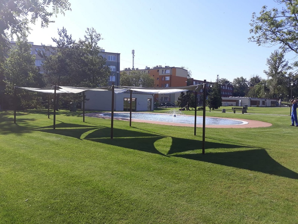 Strefa cienia powstała na letnim basenie