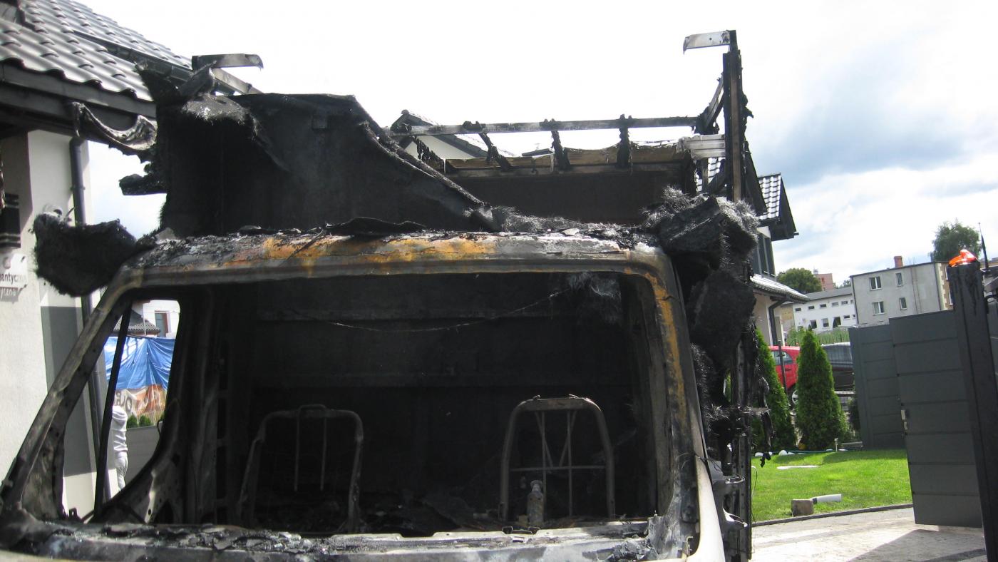 Policja bada sprawę niedzielnego pożaru domu i samochodu