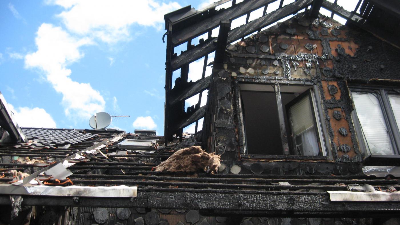Policja bada sprawę niedzielnego pożaru domu i samochodu