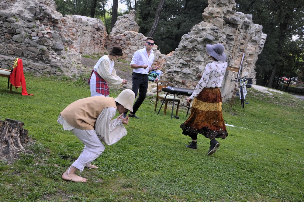 Improwizowany teatr w ruinach zamku 1