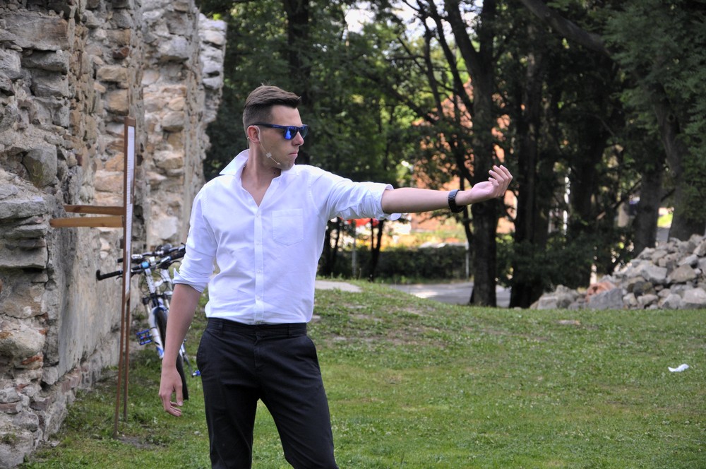Improwizowany teatr w ruinach zamku 2