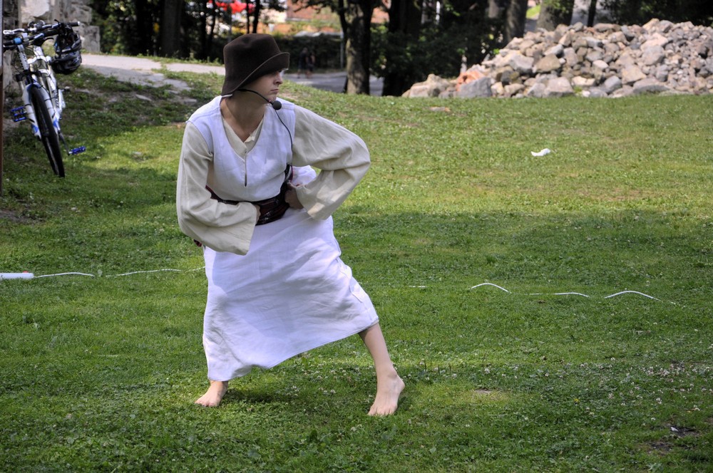 Improwizowany teatr w ruinach zamku 3