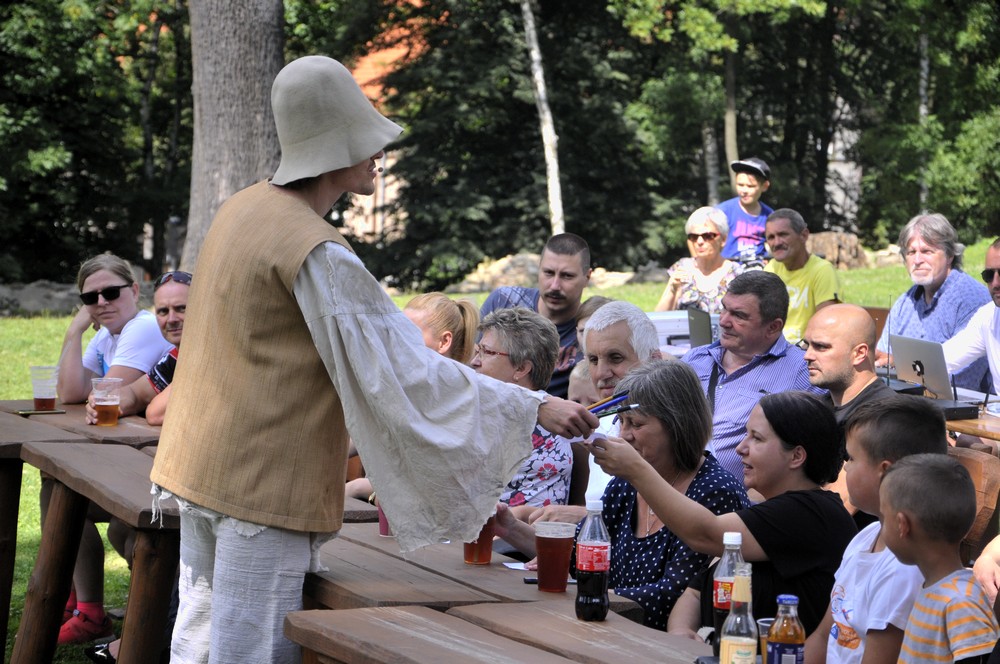 Improwizowany teatr w ruinach zamku 4