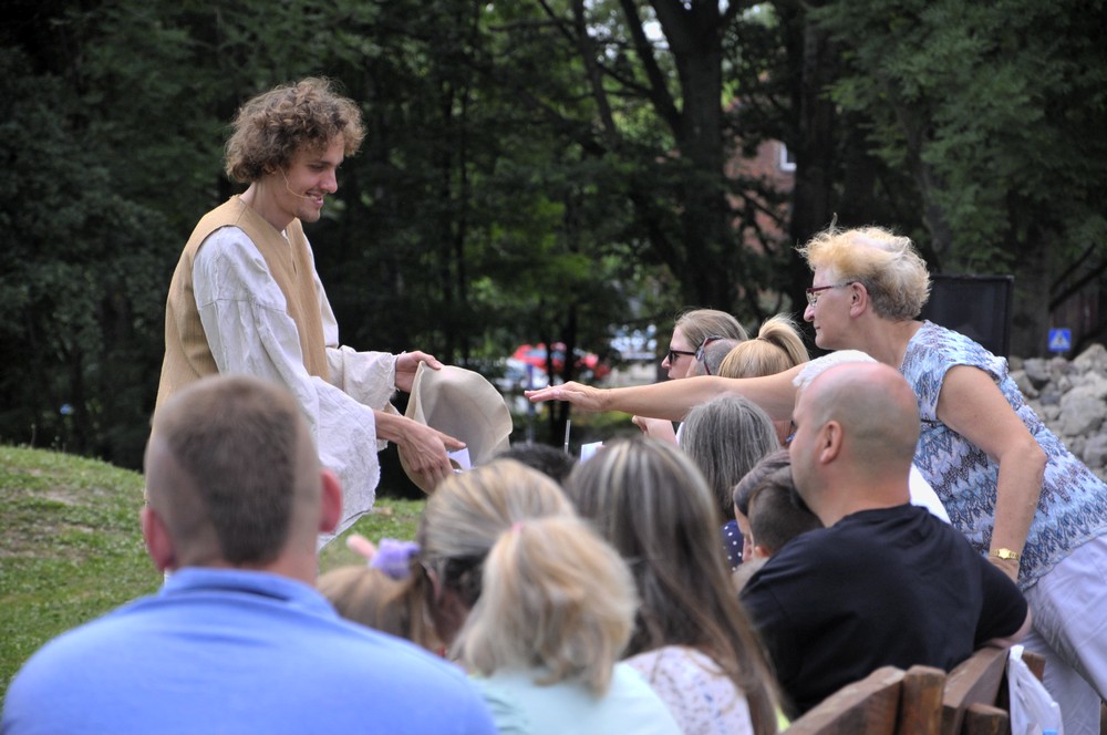 Improwizowany teatr w ruinach zamku 5