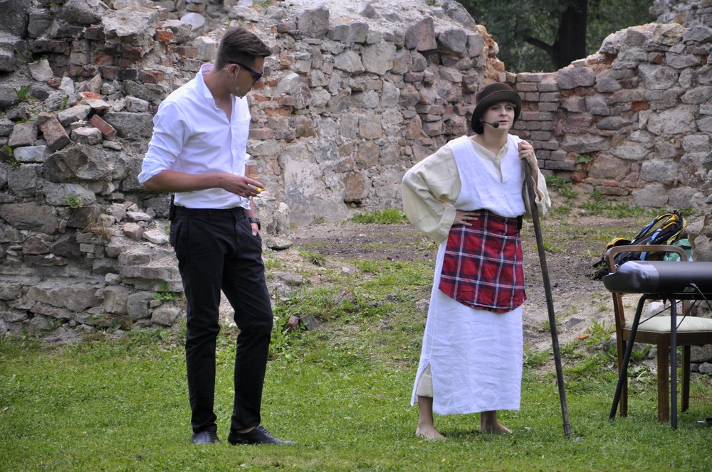 Improwizowany teatr w ruinach zamku 6