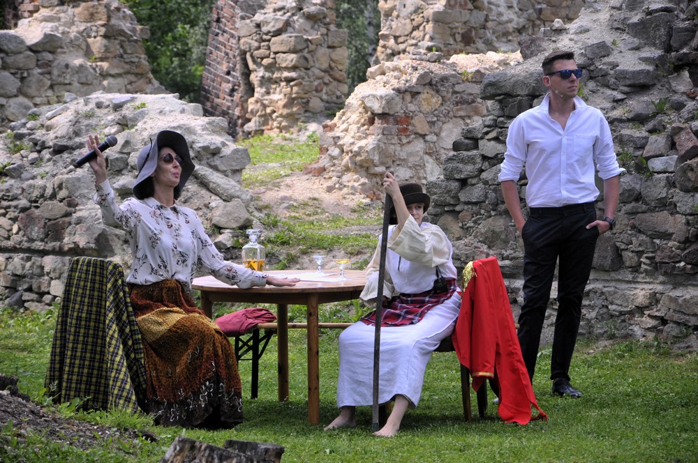 Improwizowany teatr w ruinach zamku 7