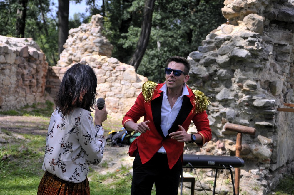 Improwizowany teatr w ruinach zamku 8
