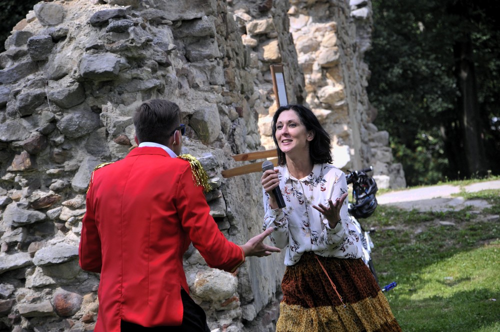 Improwizowany teatr w ruinach zamku 9
