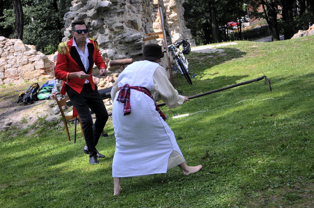 Improwizowany teatr w ruinach zamku 10