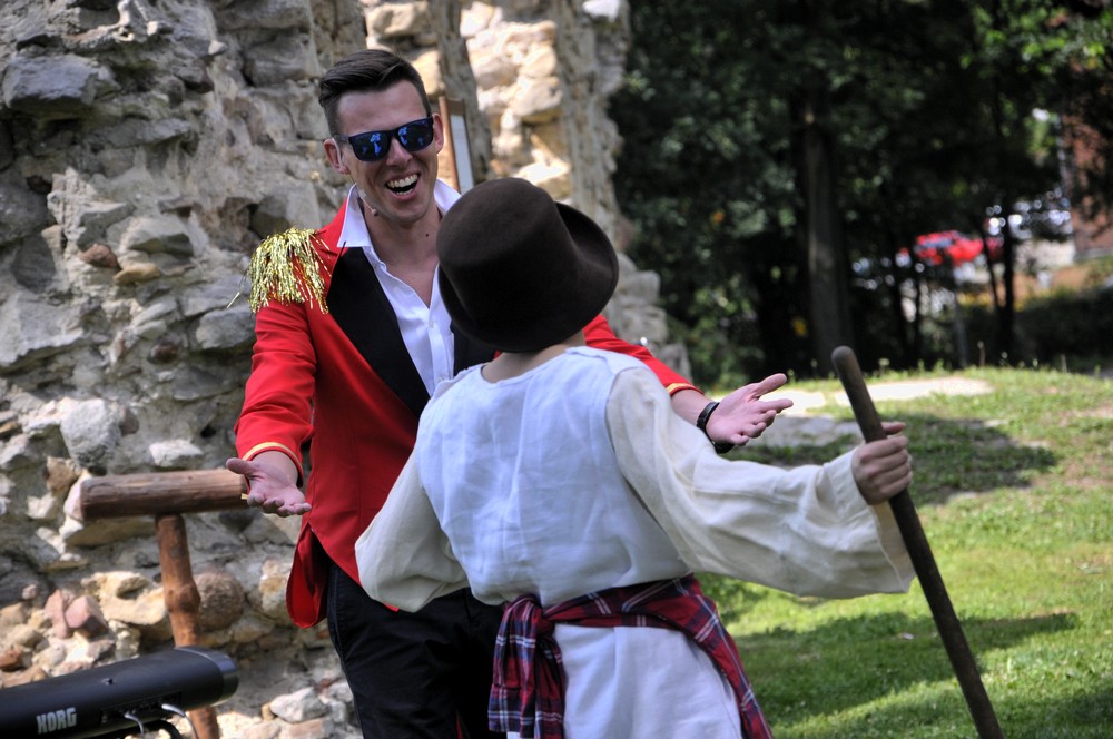 Improwizowany teatr w ruinach zamku 11