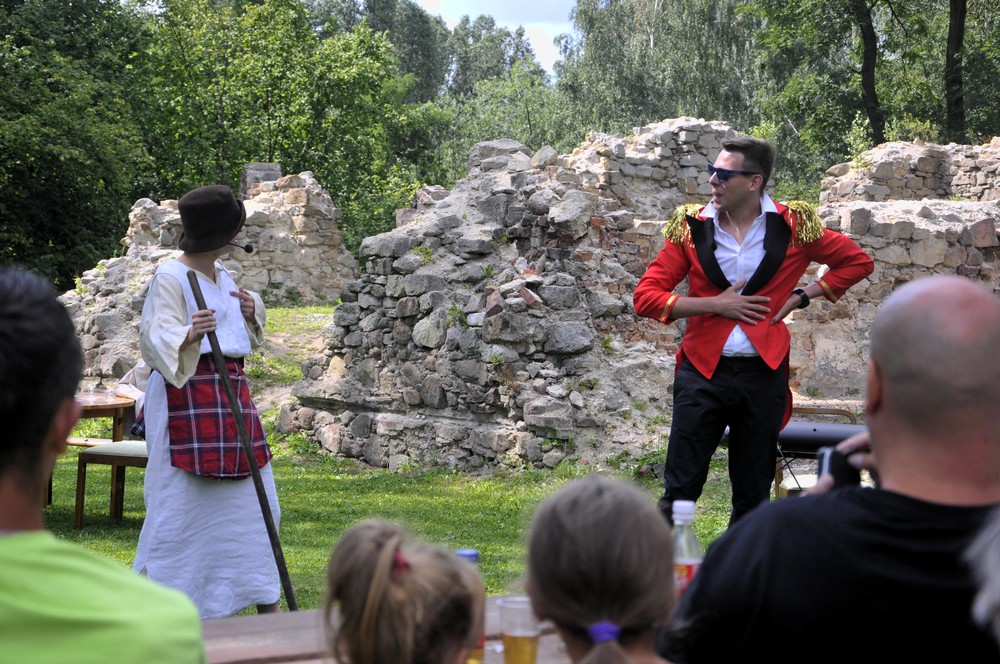 Improwizowany teatr w ruinach zamku 12