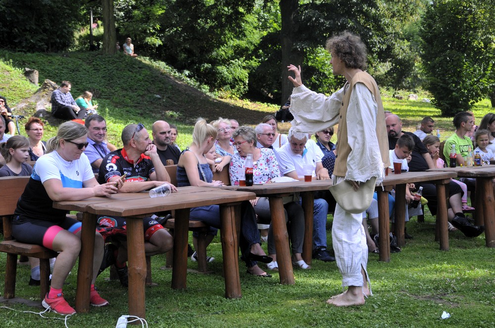 Improwizowany teatr w ruinach zamku 13