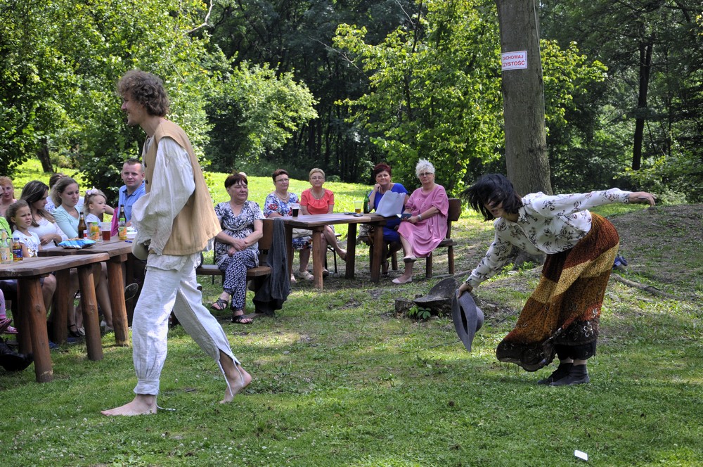 Improwizowany teatr w ruinach zamku 14