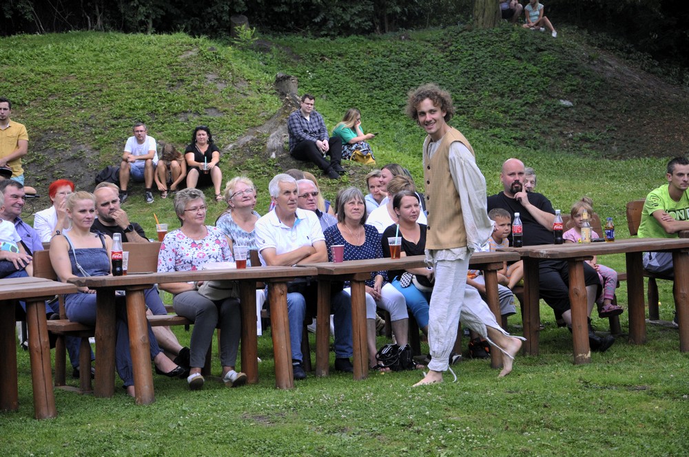 Improwizowany teatr w ruinach zamku 16