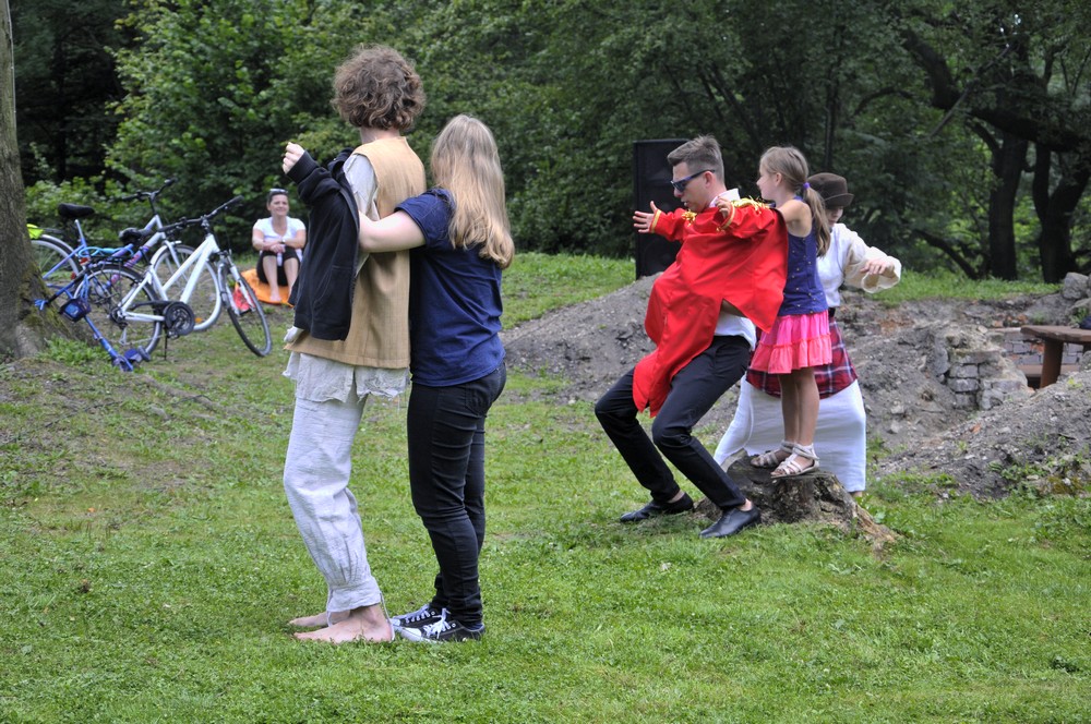 Improwizowany teatr w ruinach zamku 17