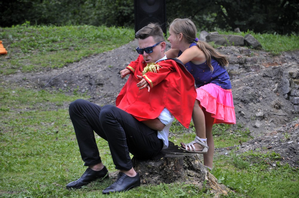 Improwizowany teatr w ruinach zamku 18
