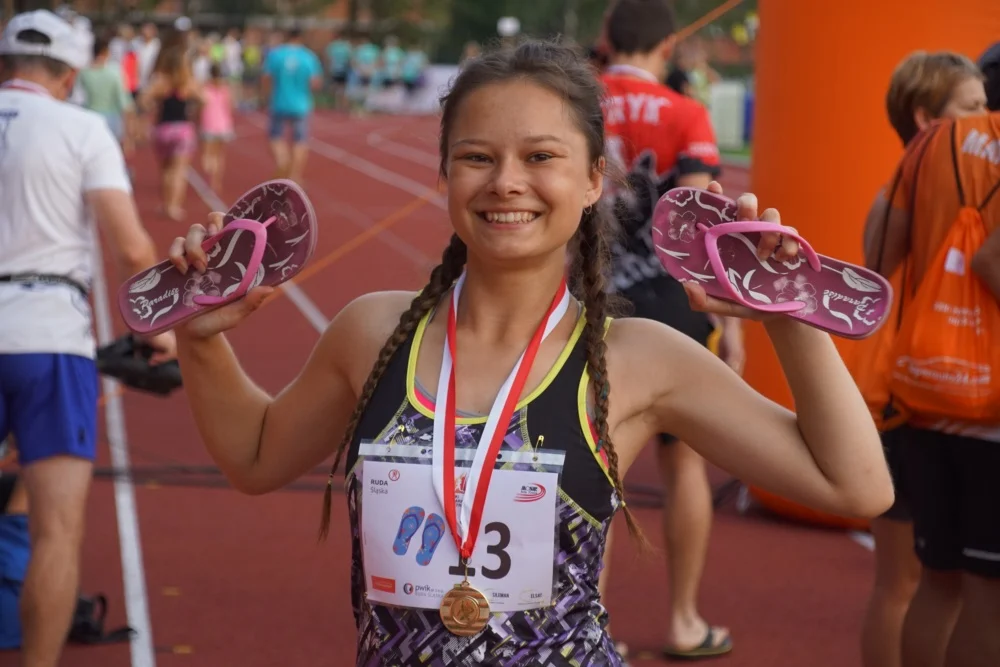 W japonkach po bieżni!