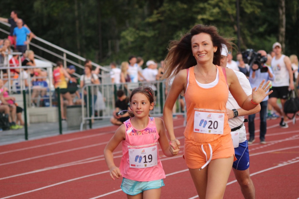 W japonkach po bieżni!