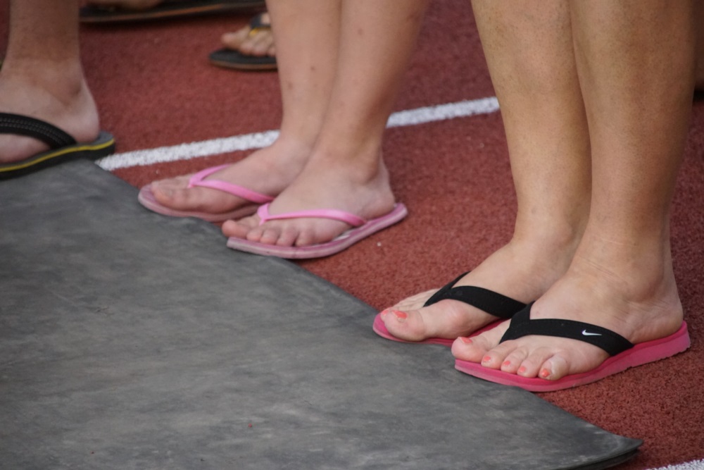 W japonkach po bieżni!