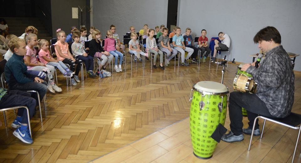 Perkusista Marcina Wyrostka na warsztatach w WCK