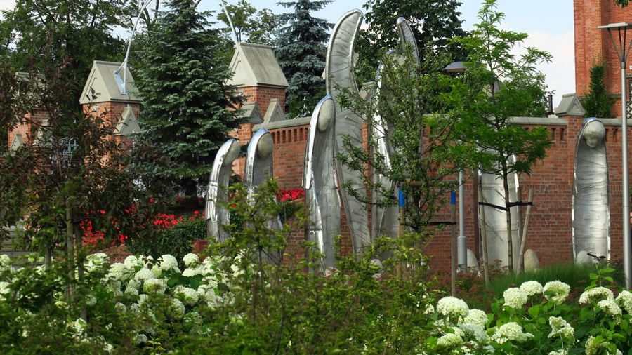 Przed bazyliką rozsiadły się anioły...