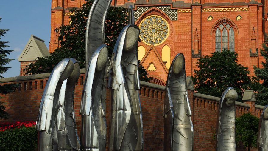 Przed bazyliką rozsiadły się anioły...