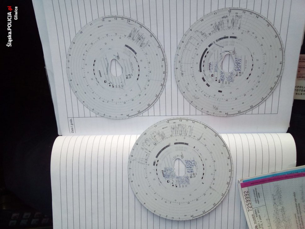 Kierowca wyrzucił kartę tachografu, aby ukryć czas pracy